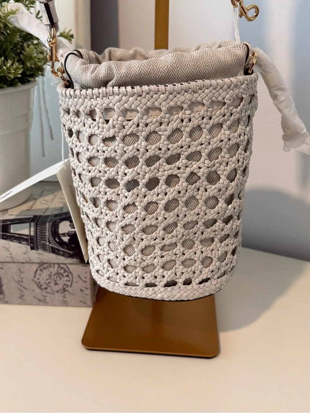 Tory Burch woven bucket bag, honeycomb “new ivory” leather shoulder strap NWT